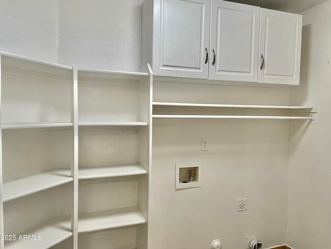 Building Photo - 1002 E Arabian Dr