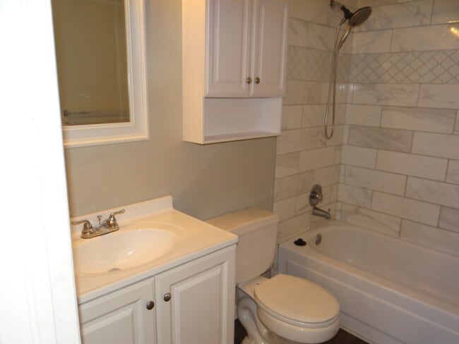 Building Photo - 1 bed 1 bath condo with 650 sf. off Jewell and Sheridan