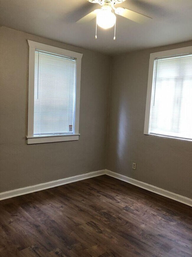 Building Photo - Updated Downstairs 2 Bedroom and 1 Bathroom Carriage House