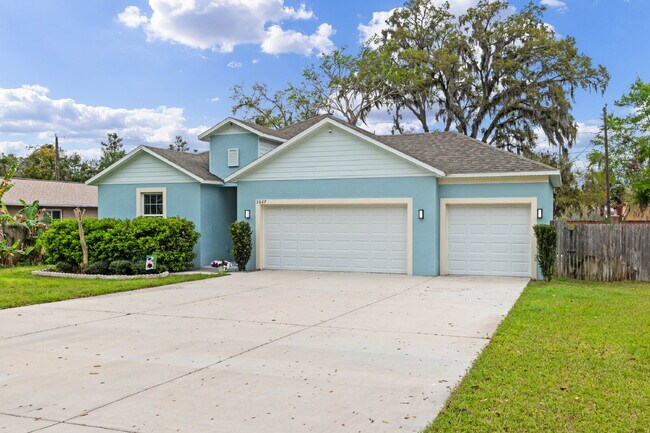 Building Photo - Spacious 4-Bed / 2-Bath Home with 3-Car Garage in Apopka with Modern Touches!