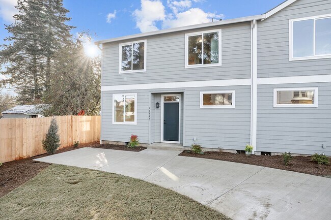 Building Photo - 2 Weeks Free W Approved Application by 08/...