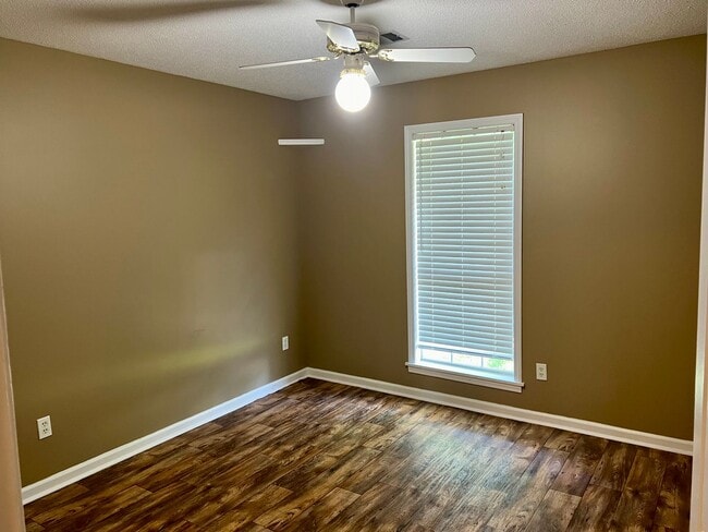 Building Photo - For rent 3 bedroom, 2 bath.