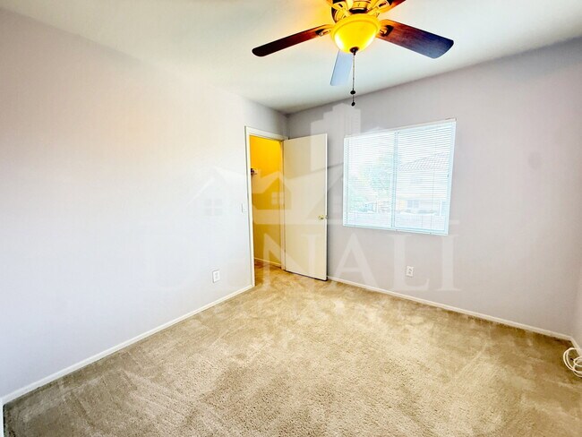 Building Photo - 11810 W Sunnyside Dr
