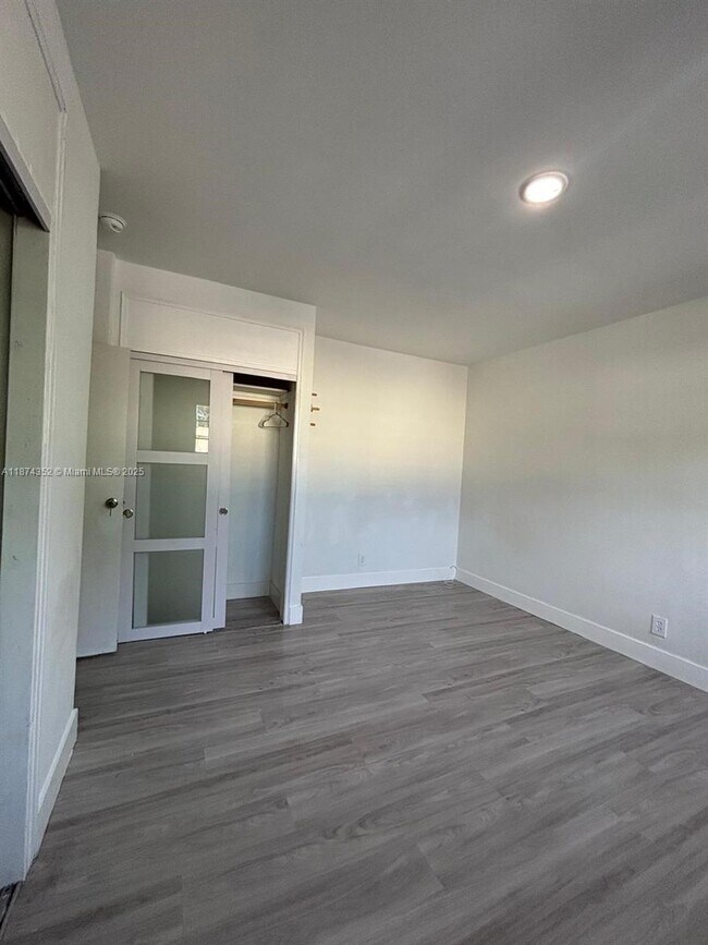Building Photo - 2025 Bay Dr