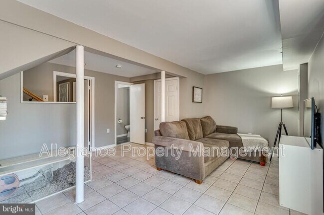 Building Photo - 912 Green St