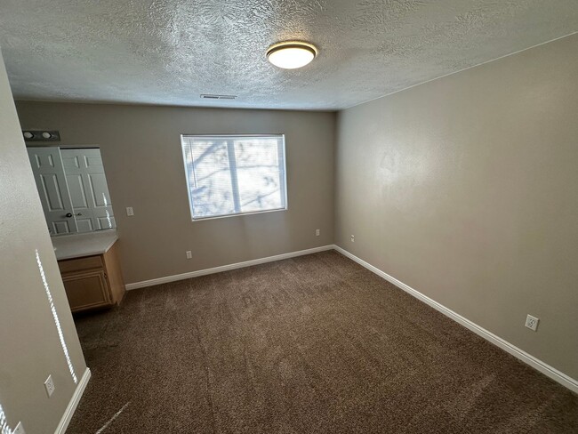 Building Photo - HOME FOR RENT