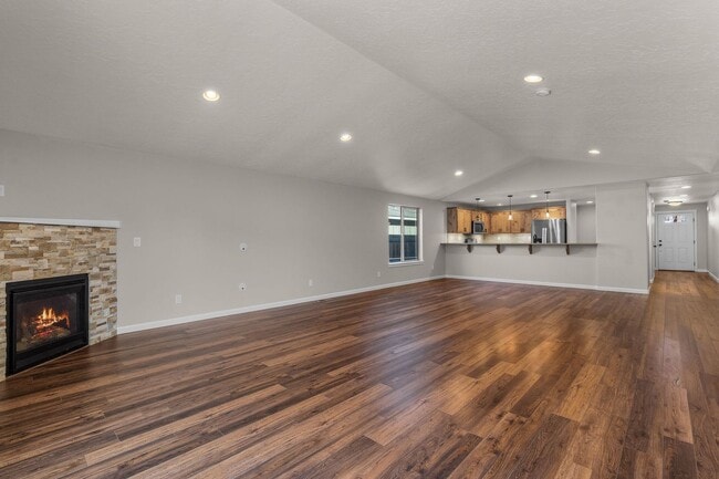 Building Photo - 4 Bed 2.5 Bath Single level - Fenced