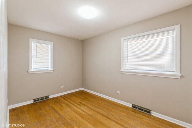 Building Photo - 18379 Glen Oak Ave