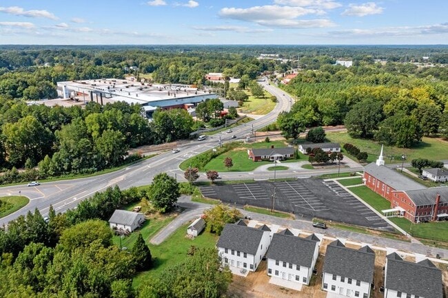 Building Photo - Salisbury Townhome w/ Garage