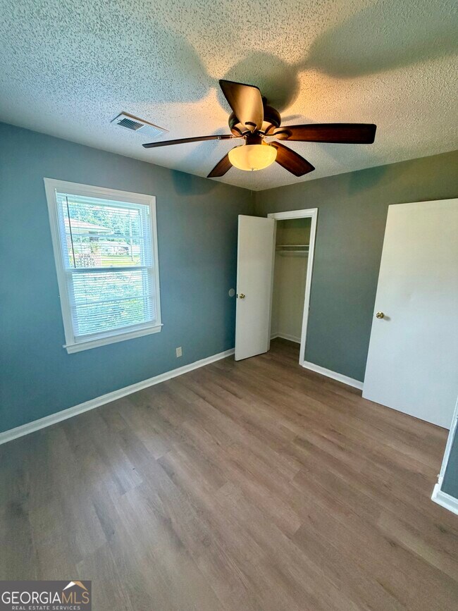 Building Photo - 208 Crescent Dr