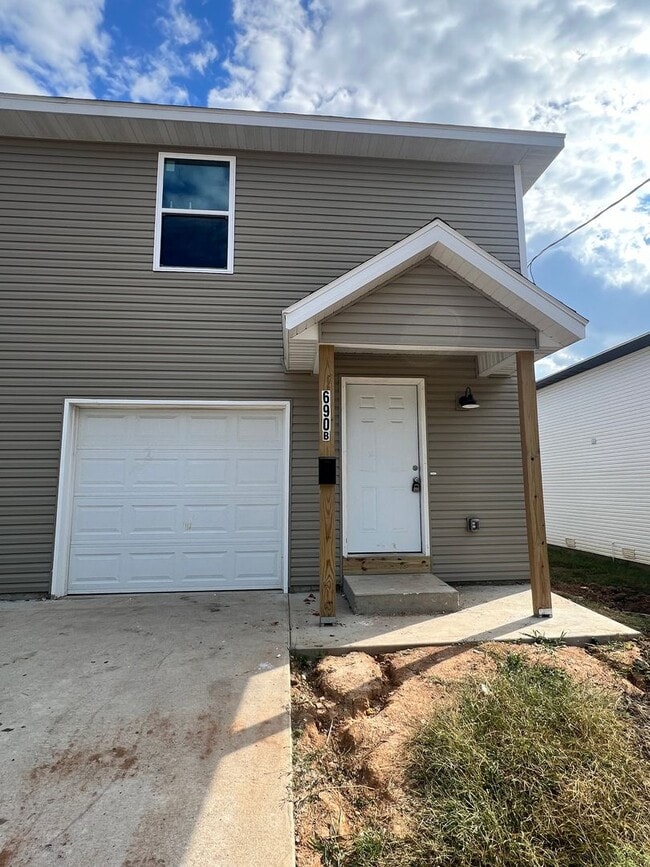 Building Photo - 690 E Garfield St