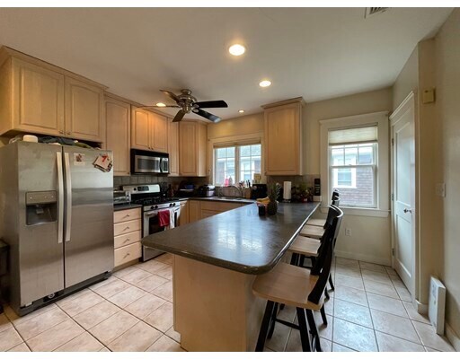 Building Photo - 86 Howard St