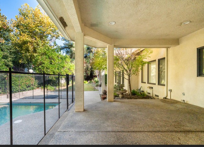 Building Photo - 585 E Chesapeake Cir