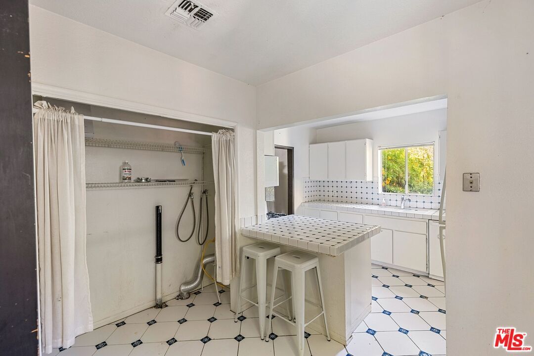 Kitchen - 5723 Stansbury Ave