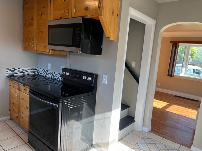 Building Photo - 4 bed / 1 1/2 bath home midtown!