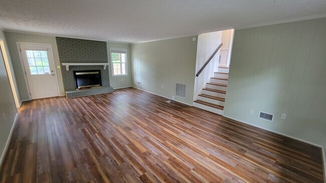 Building Photo - 4 bed, 2.5 Bath Home Available in Sugar Creek
