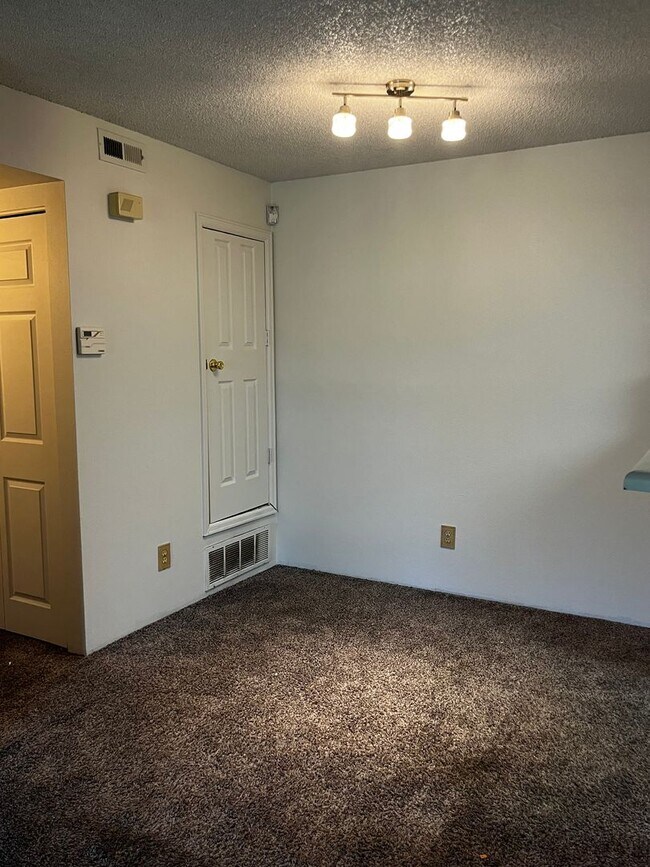 Building Photo - Well Maintained 2 bed 2 bath condo in Woodside Village!