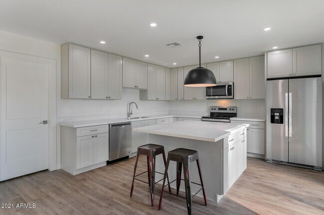 Building Photo - 2333 E Paradise Dr