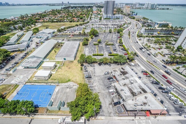 Building Photo - 7601 E Treasure Dr