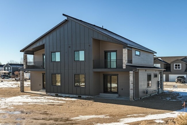 Building Photo - 405 Par Ave