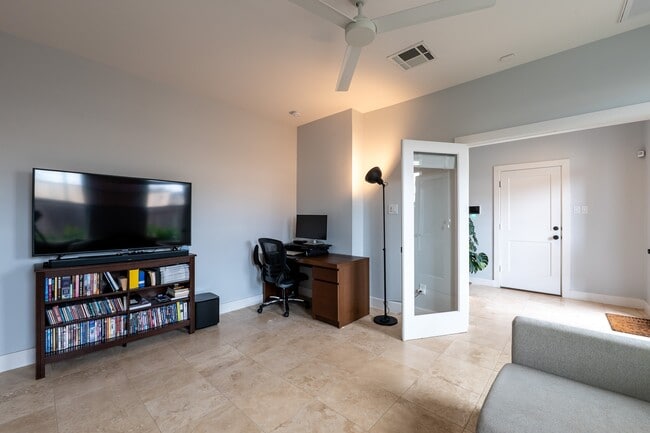 Building Photo - 1318 Reinerman St