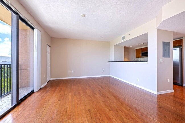 Building Photo - 511 Lucerne Ave