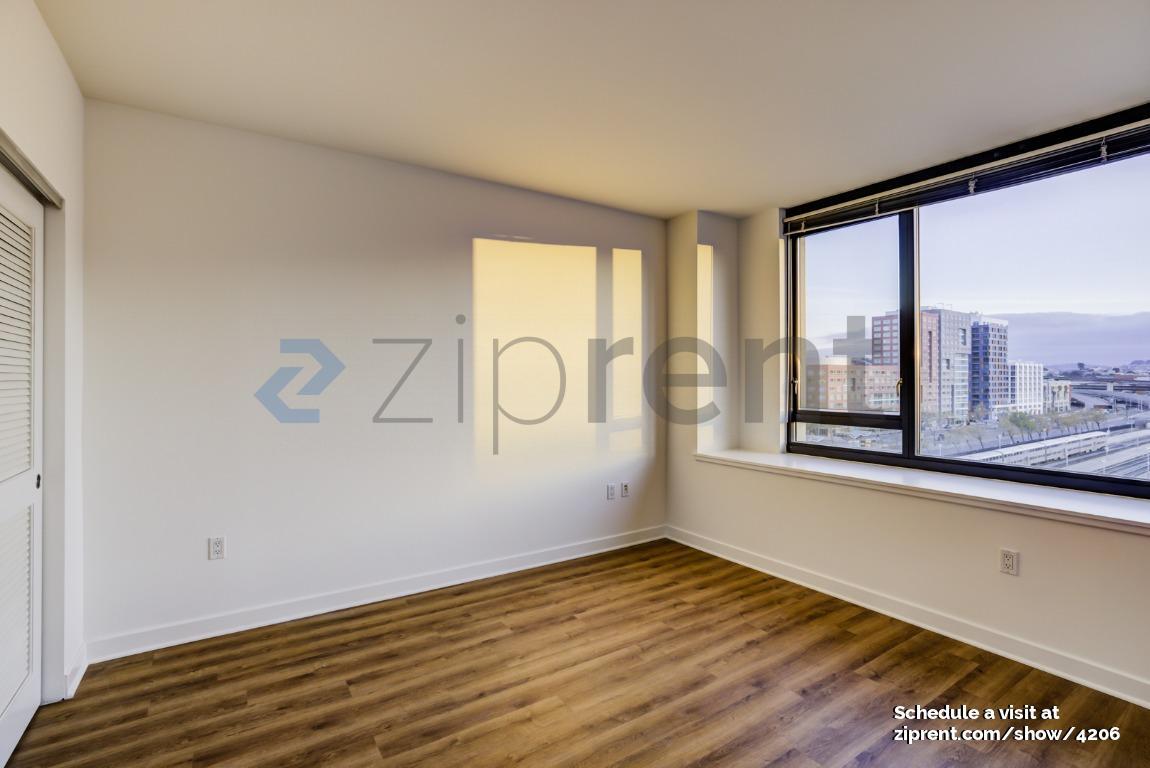 Building Photo - 260 King St