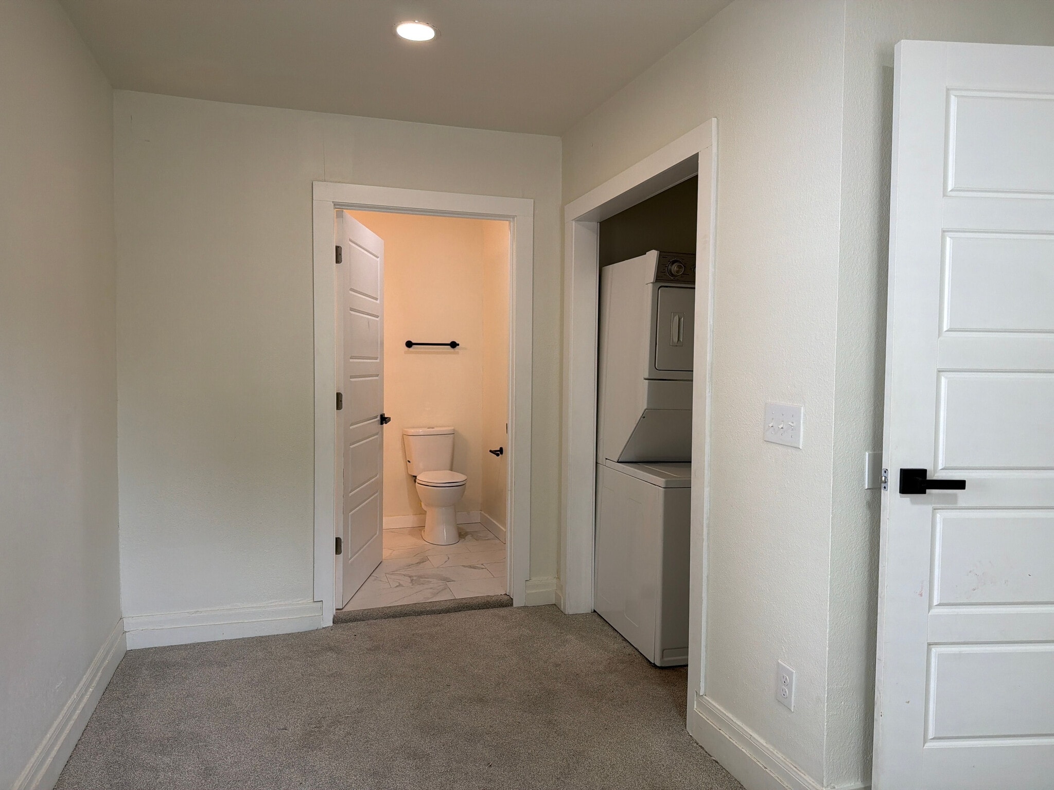 Building Photo - Room in House on Rockridge Dr