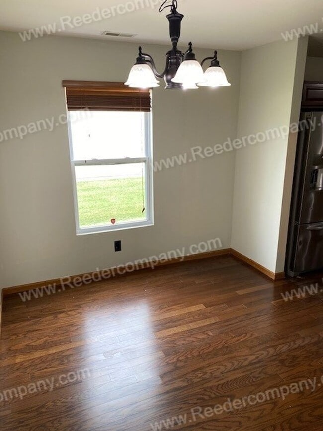 Building Photo - Single level open concept duplex features ...