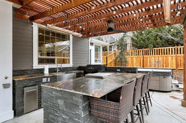 Building Photo - Beautiful home perfect for entertaining