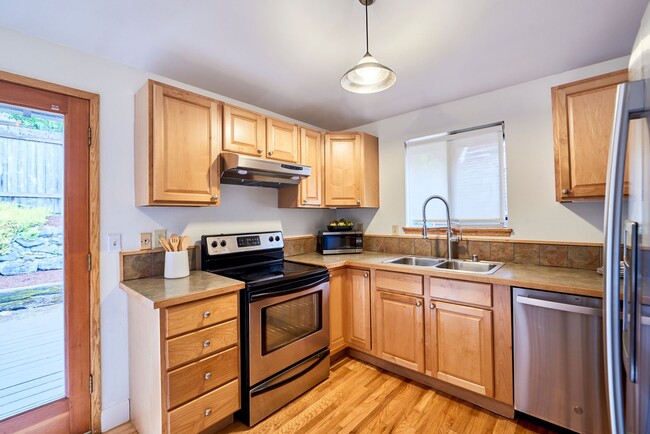 Building Photo - Delightful 3 bedroom home near Matthews Be...