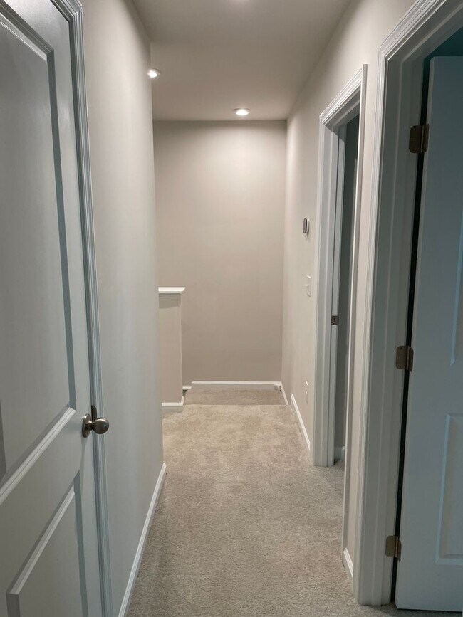 Building Photo - 3 Bedroom 2.5 Bathroom Town House in Middl...