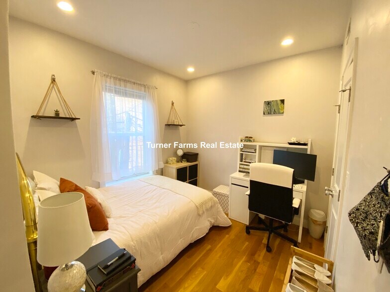 Building Photo - 721 Parker St