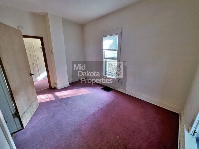 Building Photo - 1200 E 3rd-2 Bedroom house