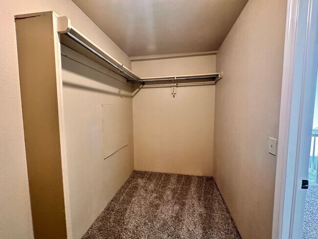 Building Photo - Spacious 4 Bed in Deer Creek