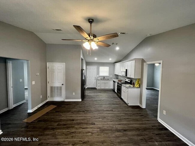 Building Photo - 11169 Thomas Dr