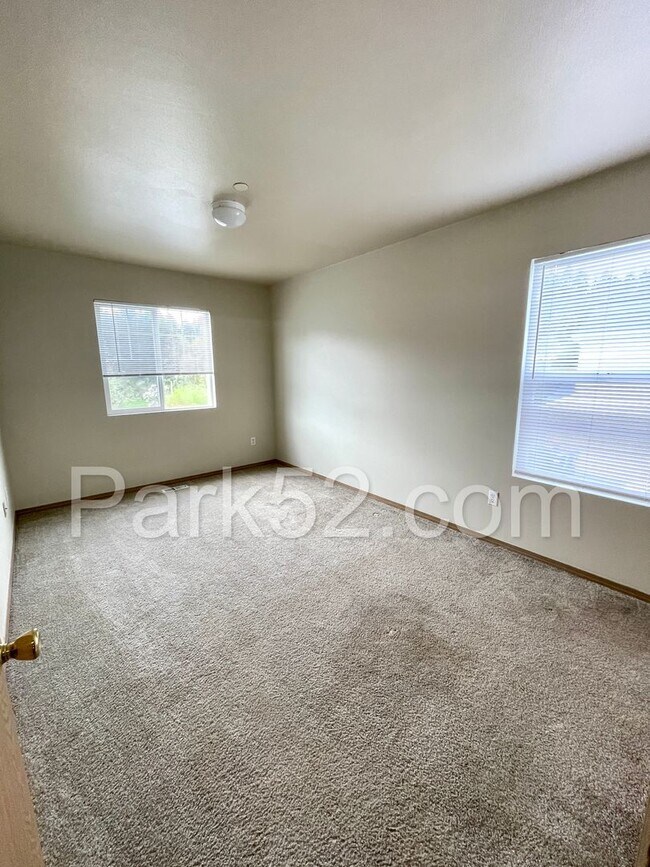 Building Photo - DuPont 4 Bedroom Single Family