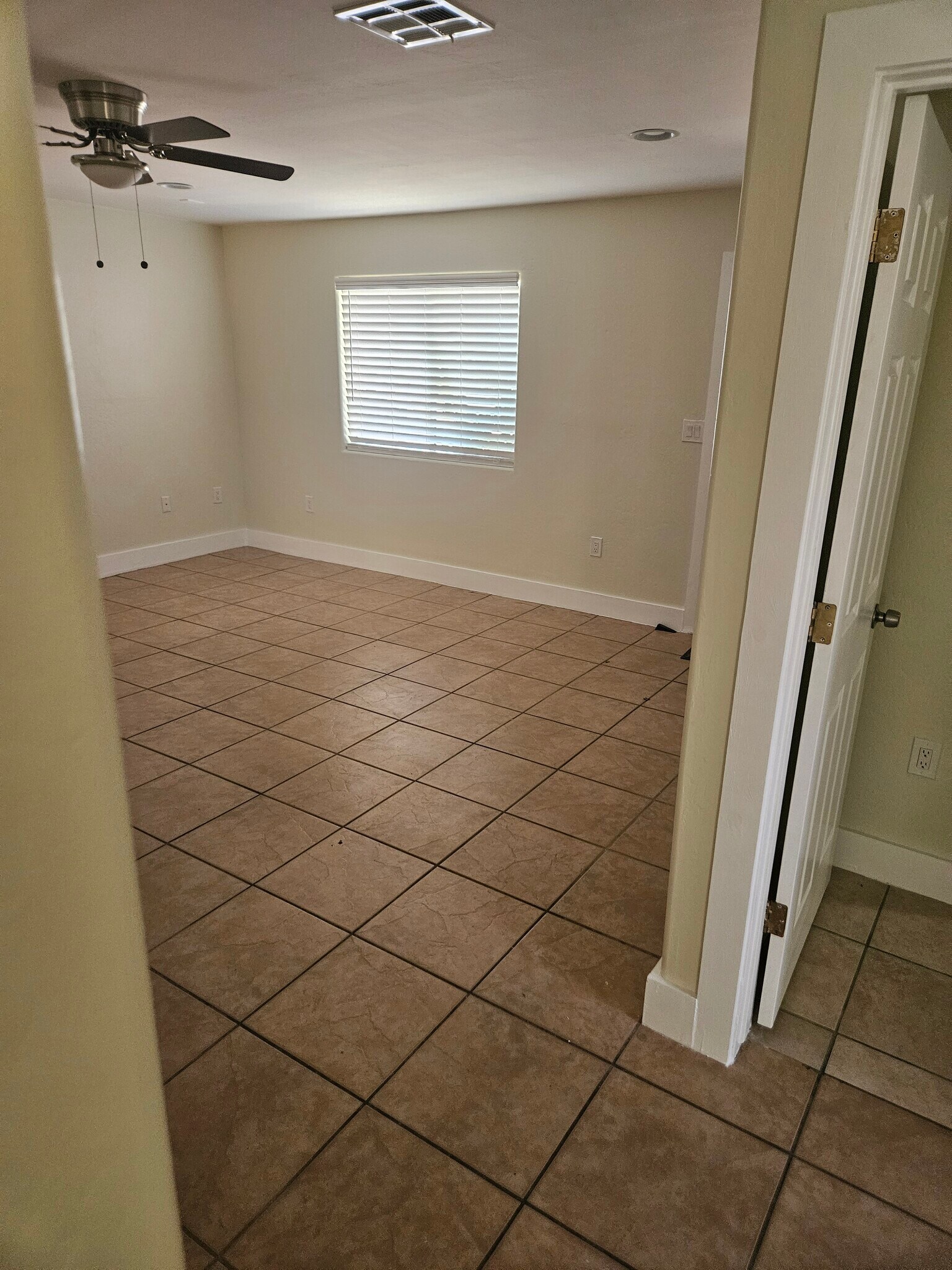 Building Photo - 9628 N 13th St