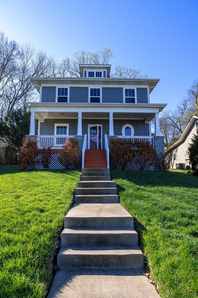 Building Photo - **NOW AVAILABLE FOR SHOWINGS**  Beautiful Home for Lease in Sylvan Heights!