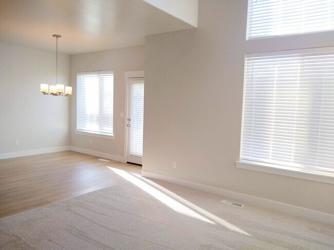 Building Photo - Bluffdale Townhouse Rental in Bringhurst S...
