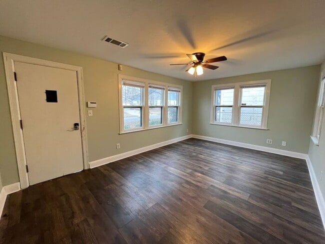 Building Photo - Spacious 1 bed 1 bath