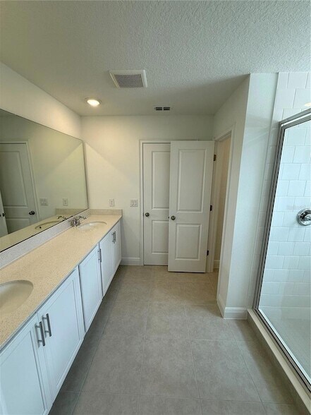 Building Photo - 2313 Broadbrook Dr