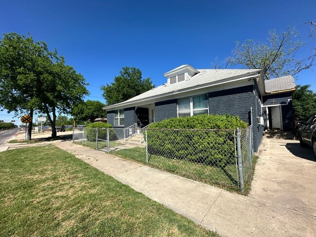 Building Photo - 611 S 25th St