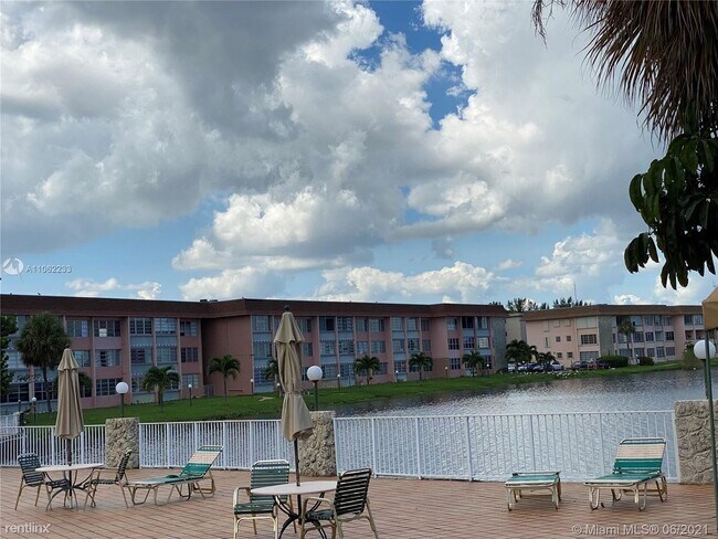 Building Photo - 2 br, 2 bath Condo - 1551 NE Miami Gardens Dr