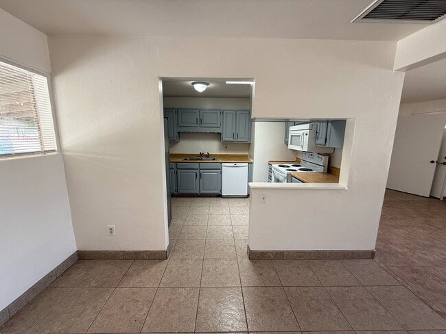 Building Photo - 1325 N Venice Ave