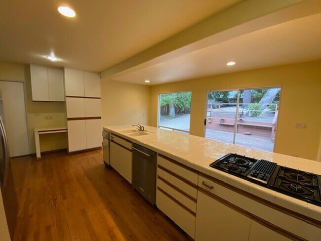 Building Photo - 835 17 Mile Dr
