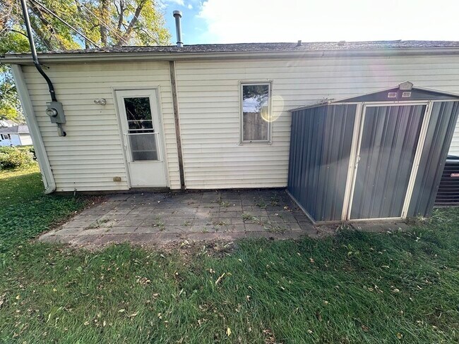 Building Photo - 910 3rd St