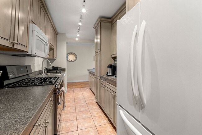 Building Photo - 2 Hawthorne Pl