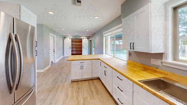 Building Photo - Renovated 3 bed 2 bath!