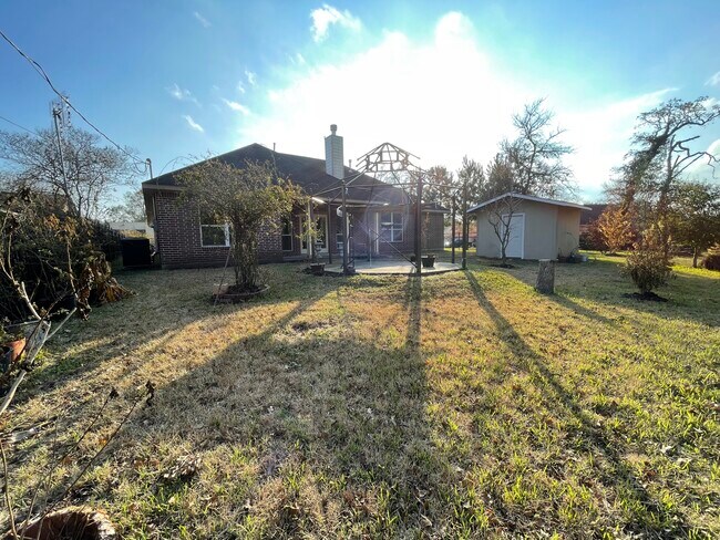 Backyard view with open atrium - 600 River Bend Dr